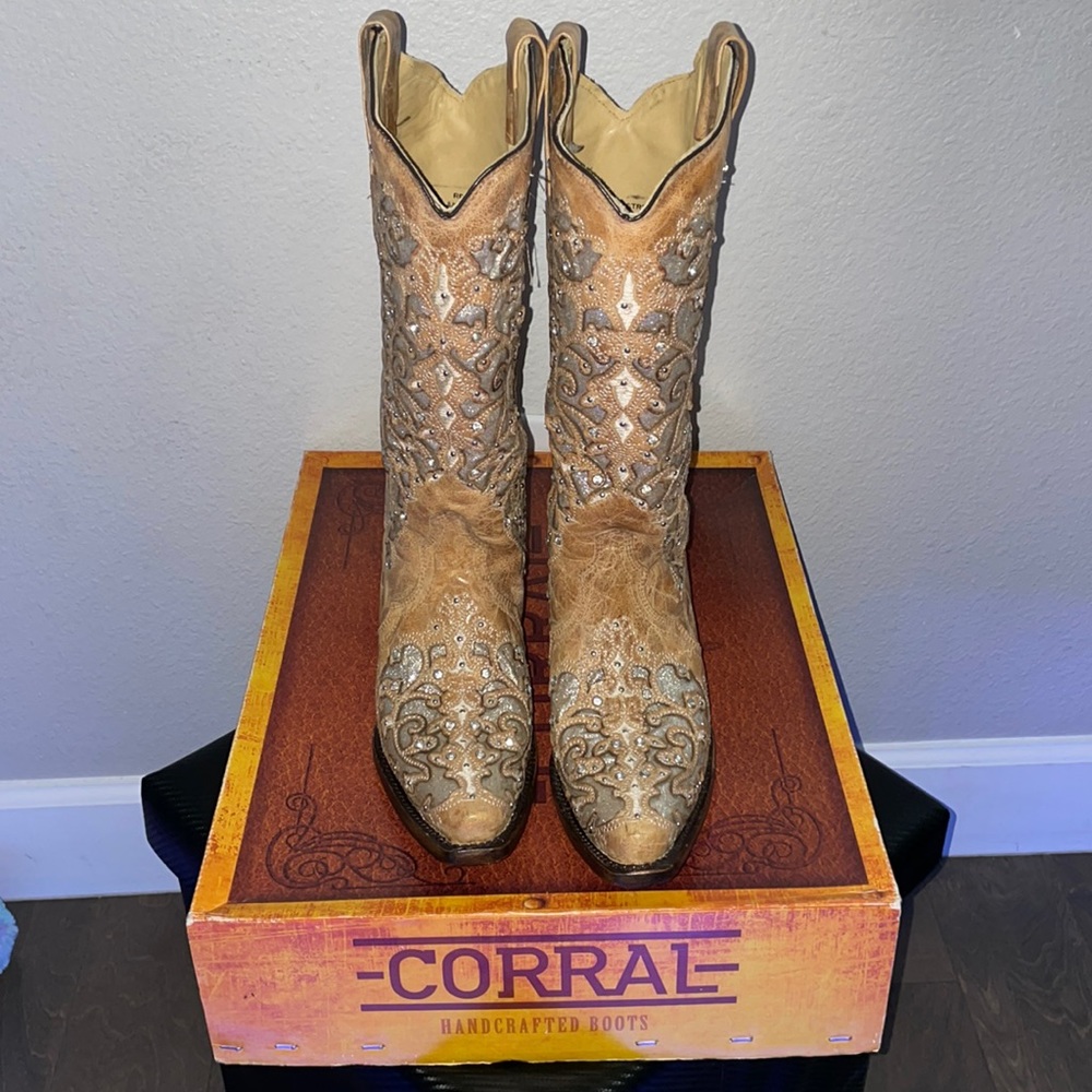 *BNIB* *NEVER WORN* Women’s Corral boots beige and silver glitter. SUPER CUTE!!!